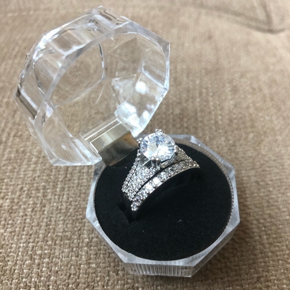 Jewelry - New gorgeous engagement Ring size 8